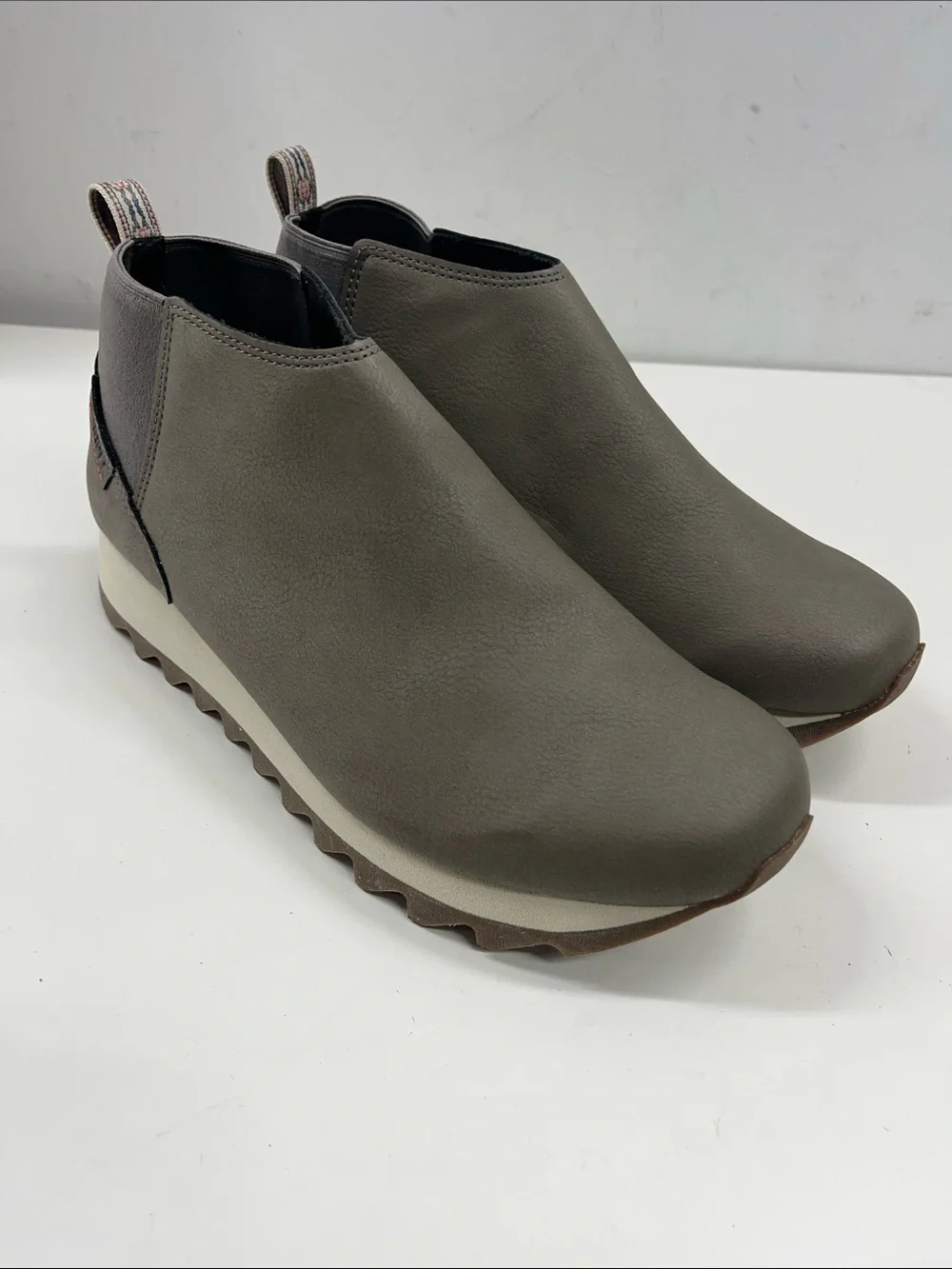 New Merrell Women's Alpine Chelsea Boots in Grey Vegan Leather Size 11